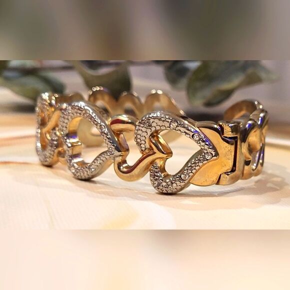 Goldtone cuff stylle bracelet with hearts - Picture 3 of 8